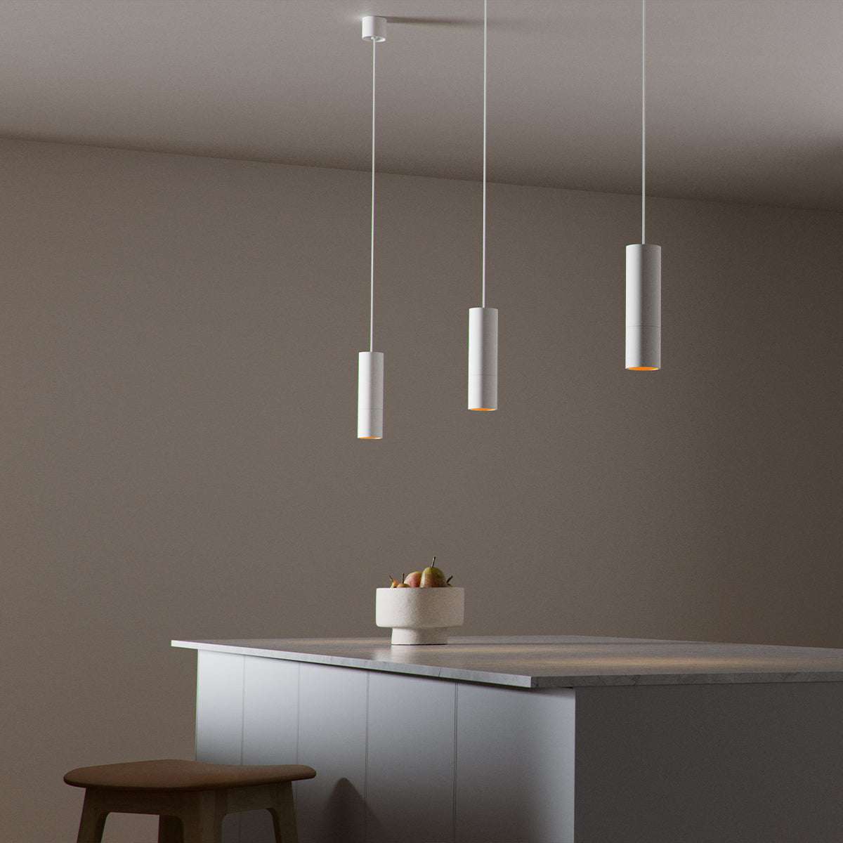 Hvit Expo Pendant pendellampe i aluminium med lang svart kabel, minimalistisk design.