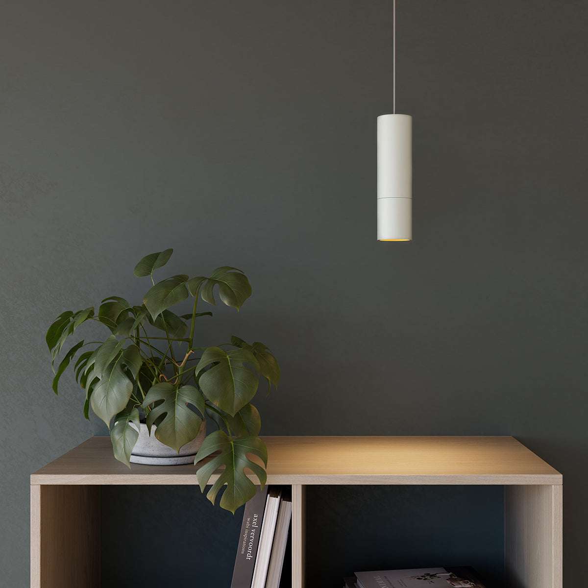 Hvit Expo Pendant pendellampe i aluminium med lang kabel, enkel og tidløs design.