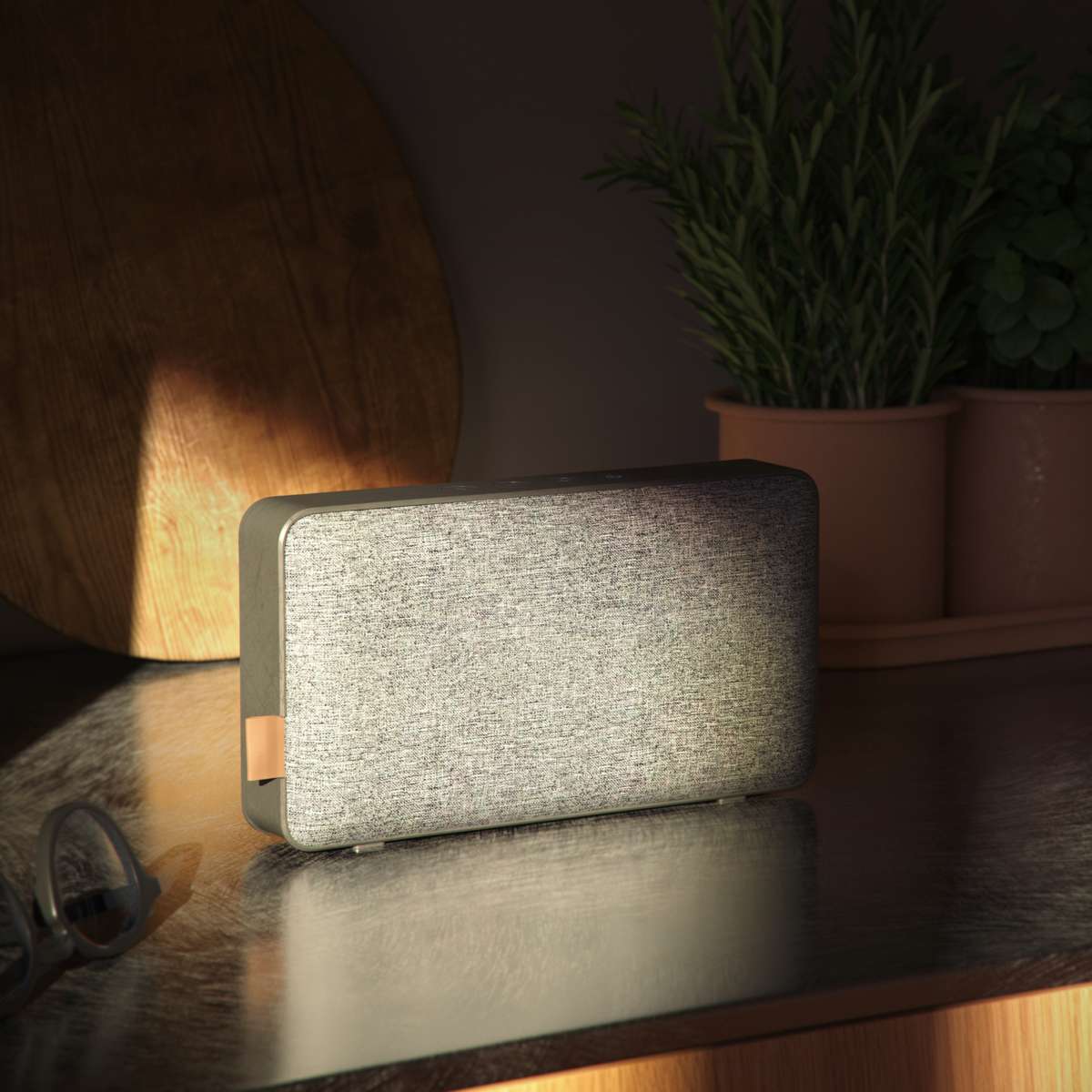 Grå Move 50 Care høyttaler med biologisk nedbrytbar ramme og tekstiltrekk.