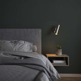 Polert Expo Wall vegglampe i aluminium med enkel, tidløs design og varm belysning.