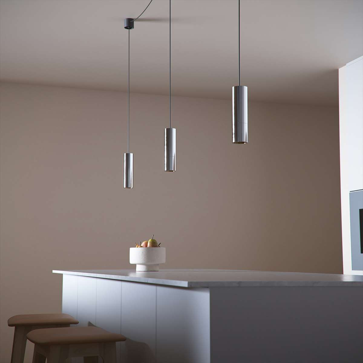 Polished Expo Pendant lampe i aluminium med slankt, sylindrisk design og lang svart kabel.
