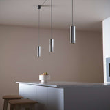 Polished Expo Pendant lampe i aluminium med slankt, sylindrisk design og lang svart kabel.