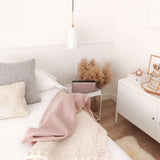 Move 150 høyttalerfront i lyst rosa Fiord stoff fra Kvadrat med lærvaremerke.