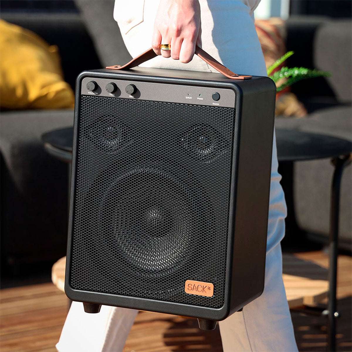 Boom 150 Bluetooth-høyttaler i svart med stålramme og aluminiumsknapper på hvit bakgrunn