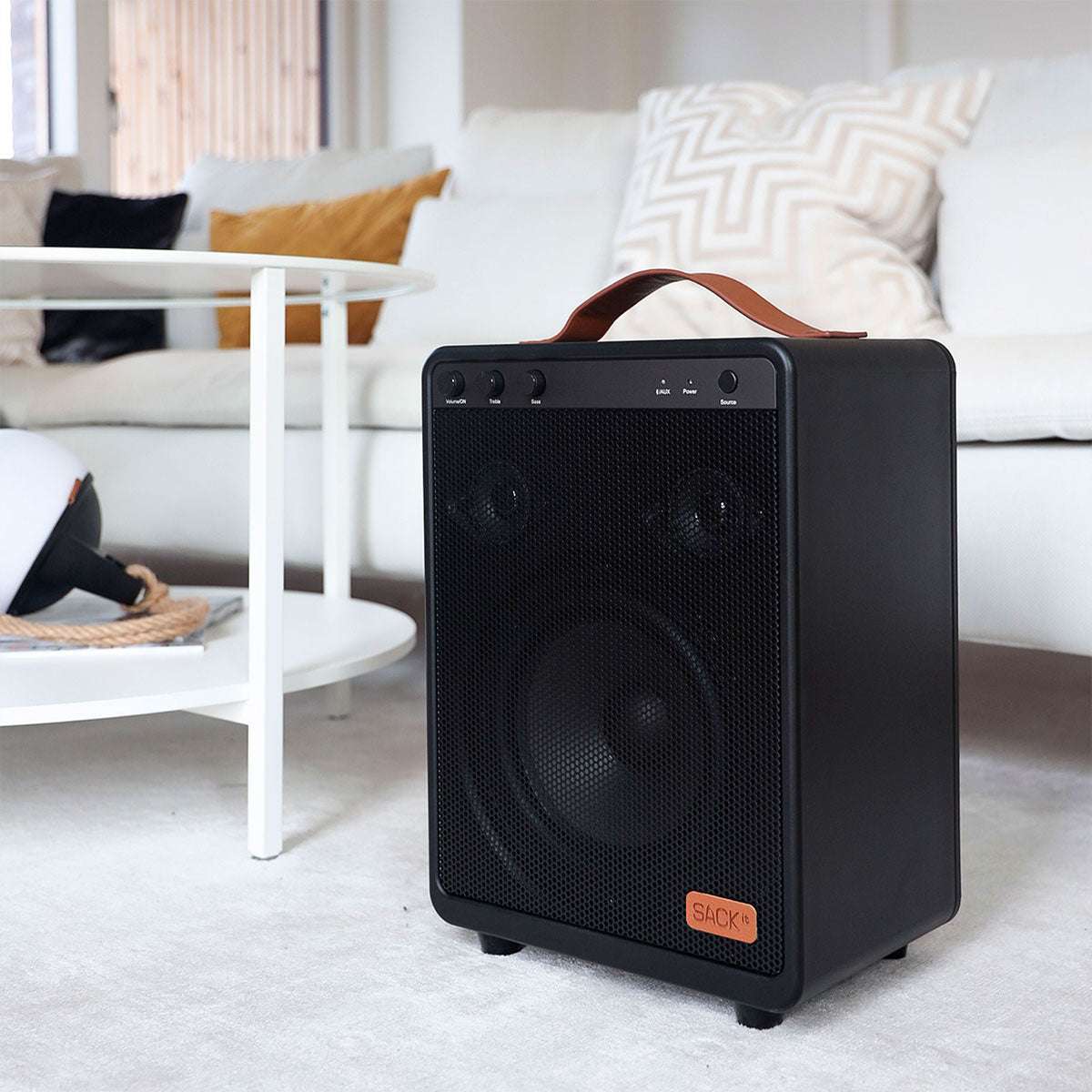 Boom 150 bærbar Bluetooth-høyttaler i svart med stålramme og aluminiumsknapper, dansk design.