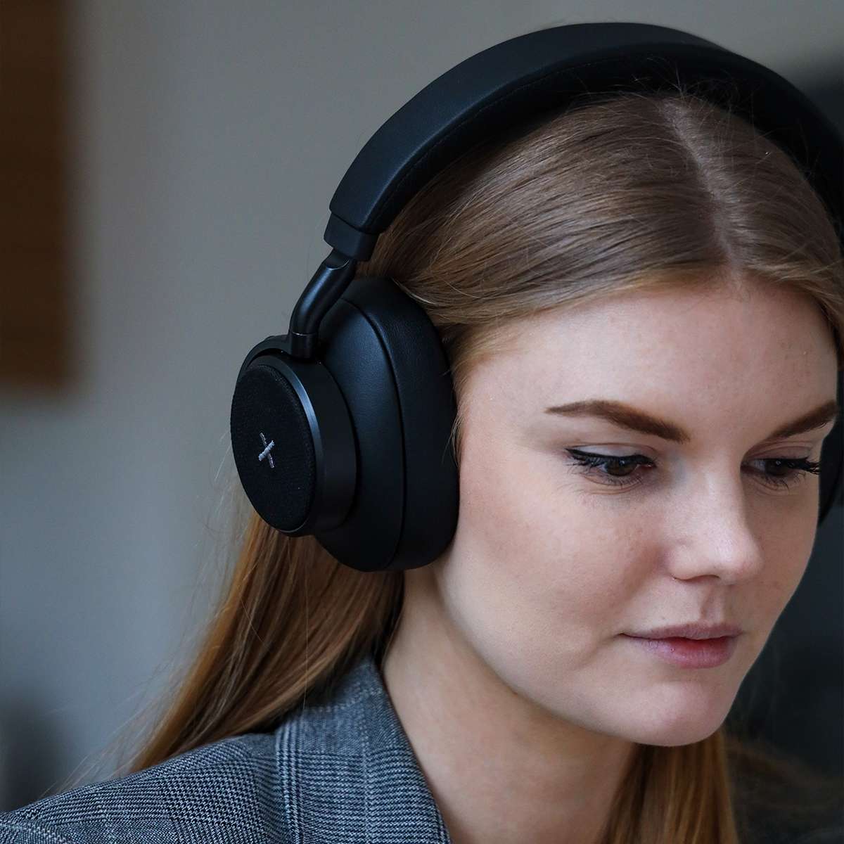 Kvinne med svarte trådløse over ear hodetelefoner fra sackit med myke øreputer og elegant design for komfortabel lytting hjemme eller på farten
