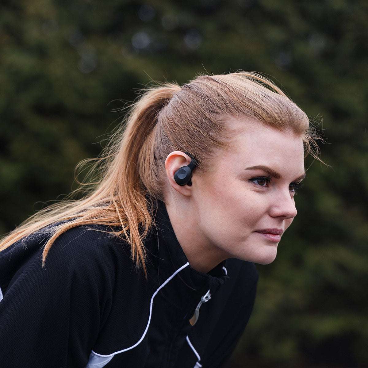 SACKit Active 200 trådløse høretelefoner med ladeboks i svart og hvitt på hvit bakgrunn