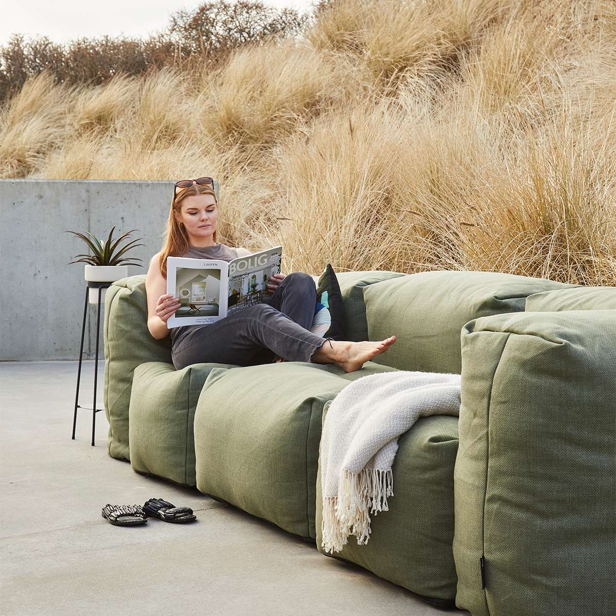 Soft Sofa Outdoor hjørnesofa i Kirra Olive stoff, myk og formstabil for utendørs bruk.