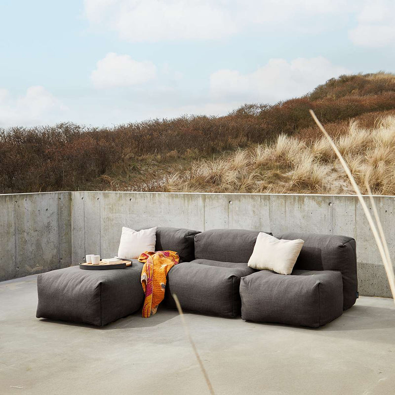 Soft Sofa Outdoor Lounger i Kirra Noir med myk, værbestandig olefinstoff og lav sittehøyde.
