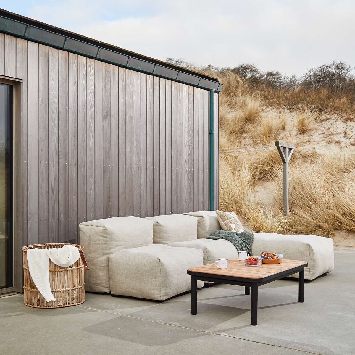 Soft Sofa Outdoor lounger i Kirra Sand farge med mykt, værbestandig stoff og lav sittehøyde.