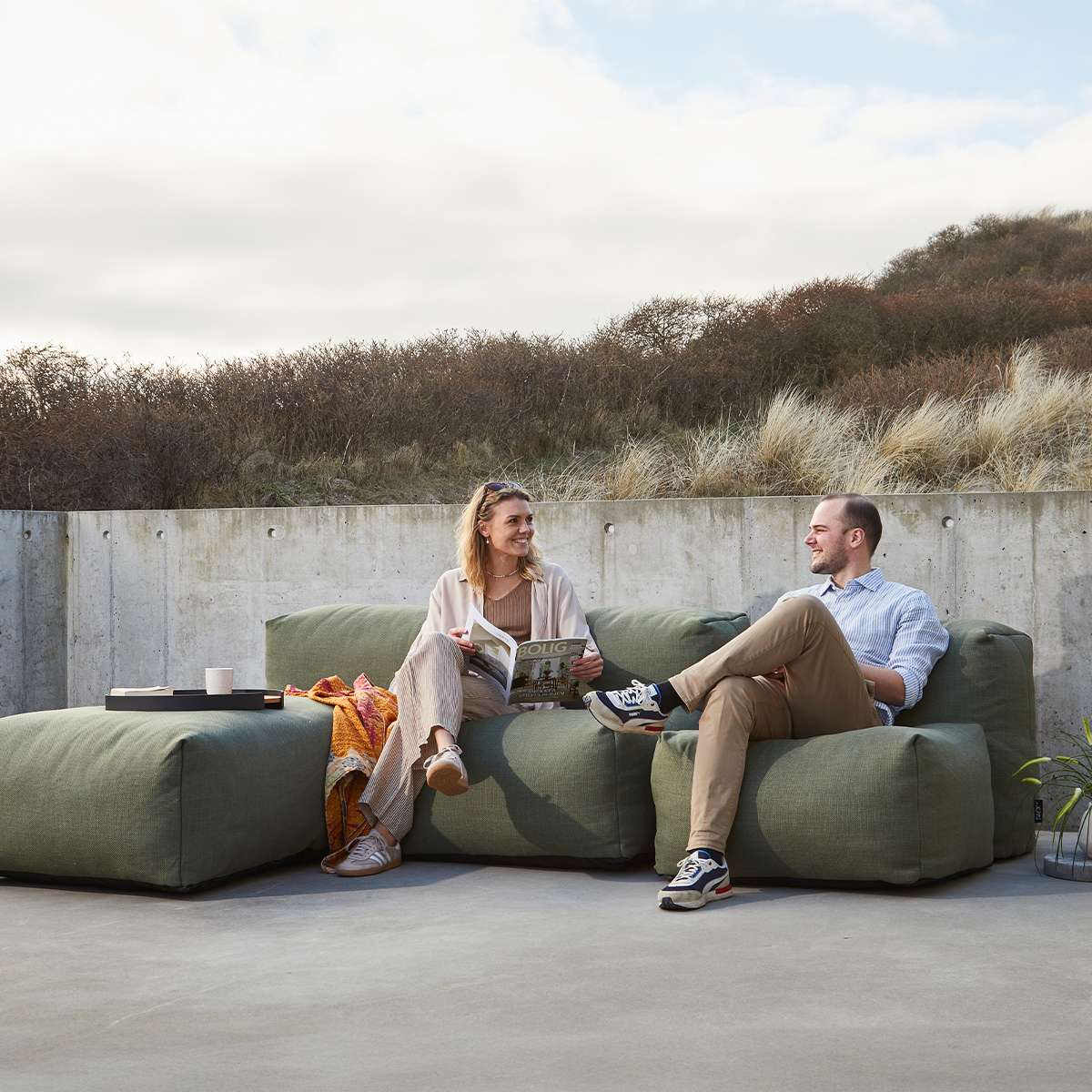 Soft Sofa Outdoor lounger i Kirra Olive, myk og romslig utendørs sofa med lav sittedybde.