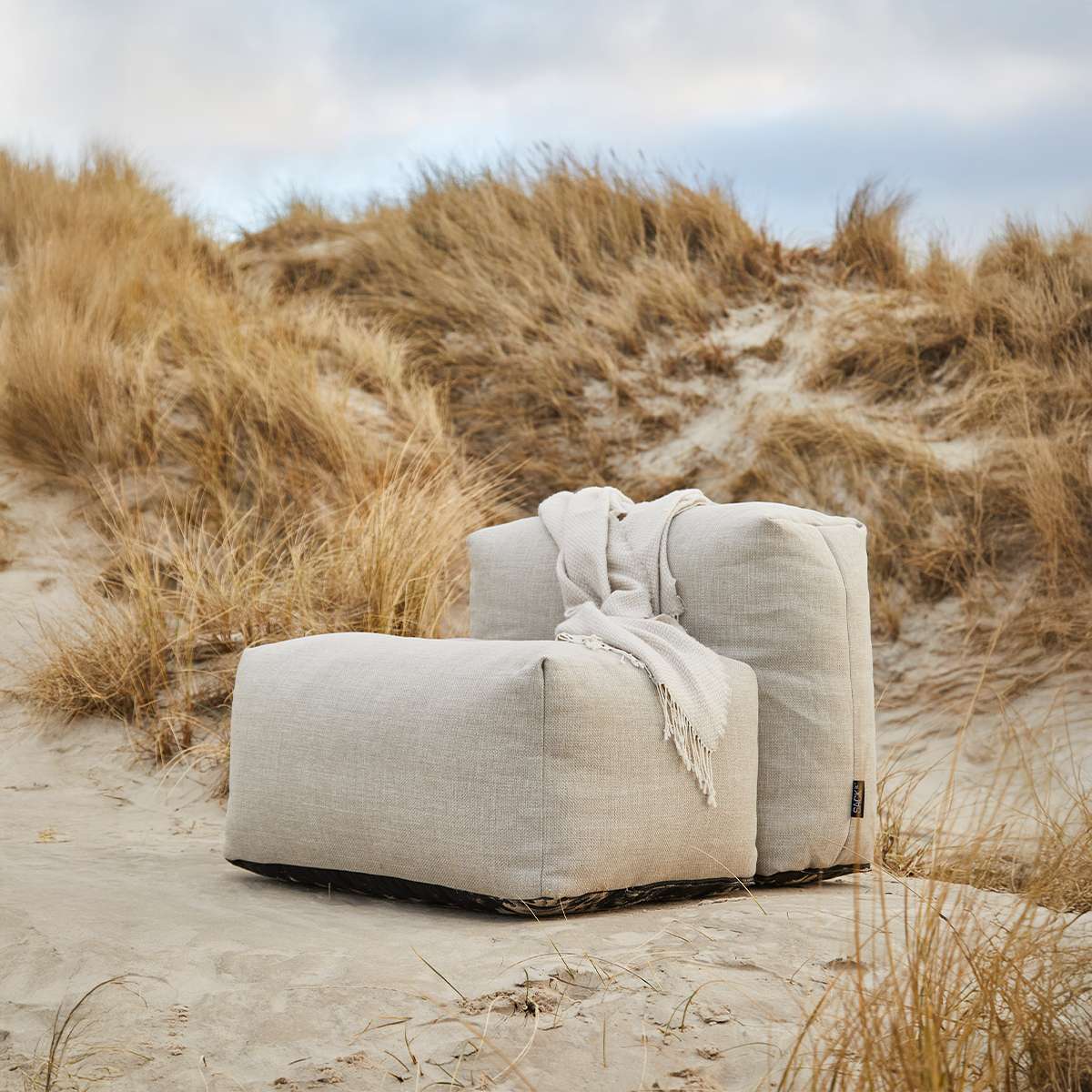 Soft Sofa Outdoor 2-seter i Kirra Sand, myk og formstabil utendørs sofa uten ramme.