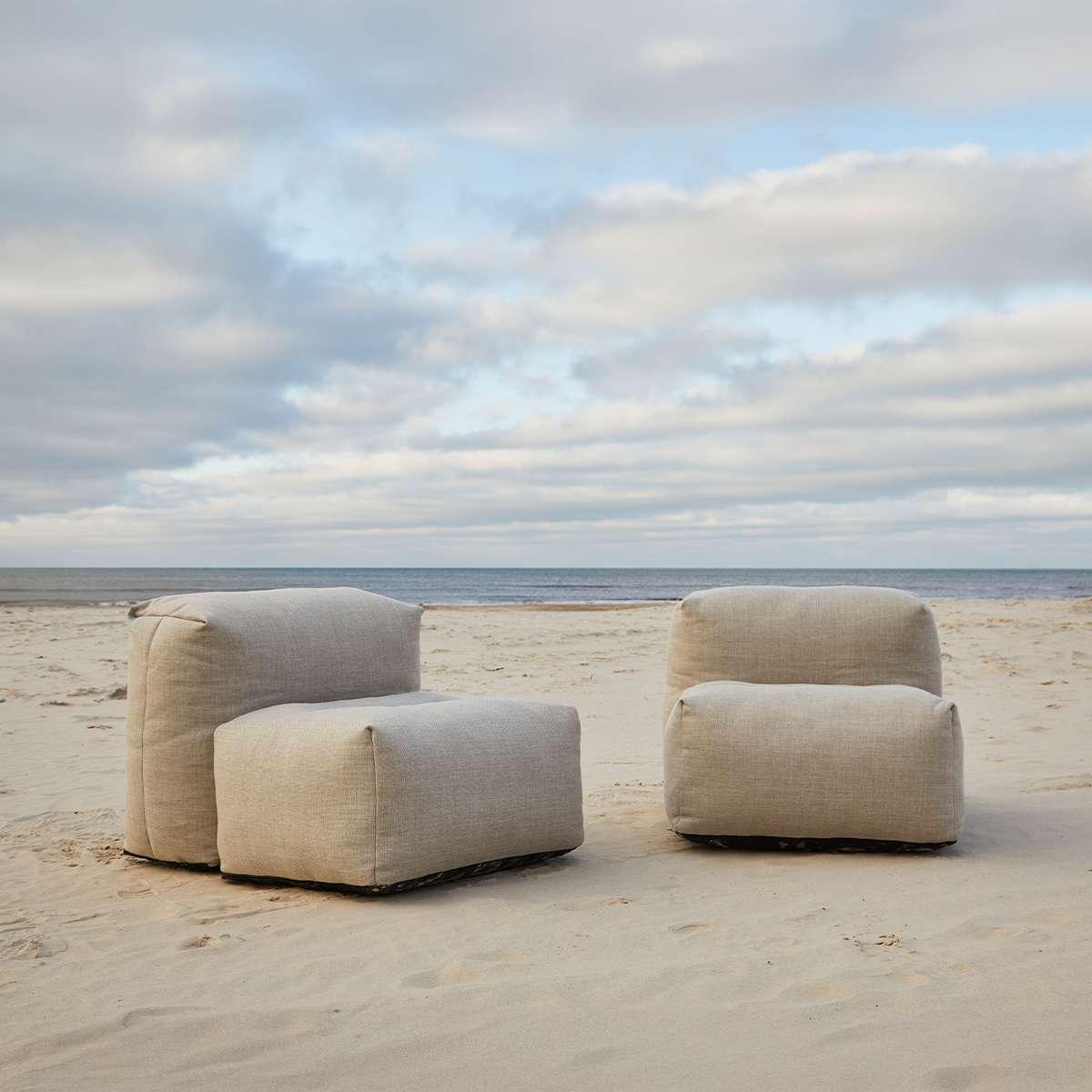 Soft Sofa Outdoor 2-seter sofa i Kirra Sand, myk og formstabil uten ramme for utendørs bruk.