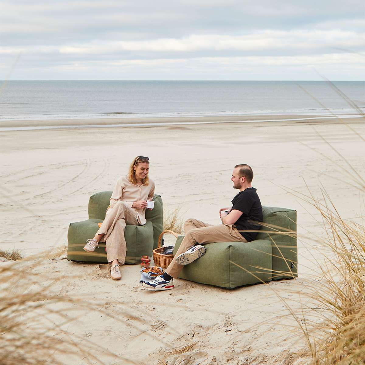 Soft Sofa Outdoor 2-seter sofa i Kirra Olive stoff, myk og robust for utendørs bruk.