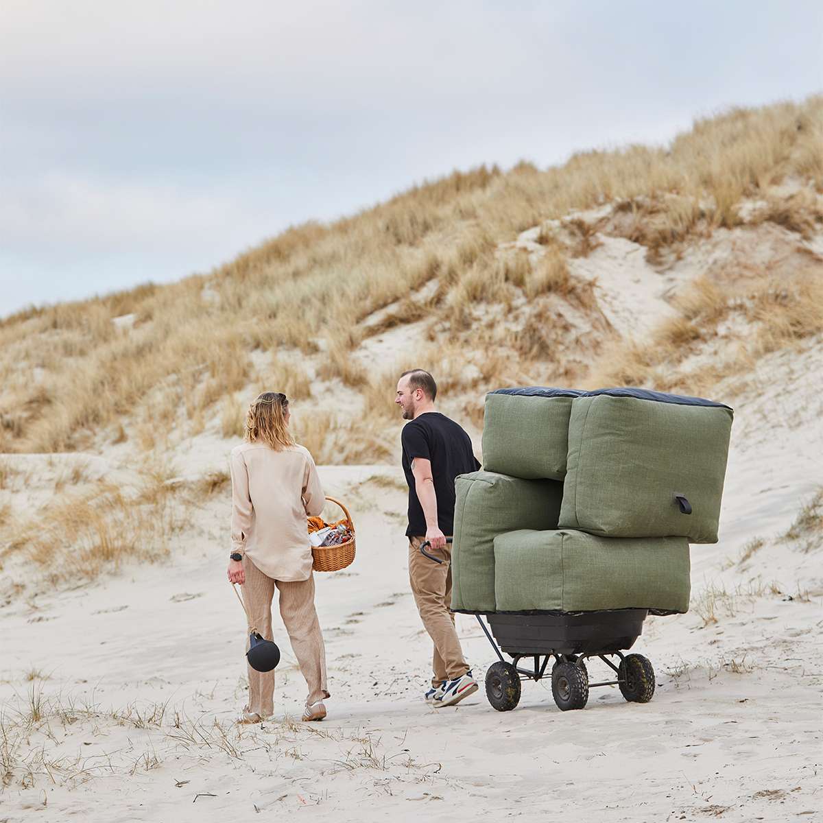 Soft Sofa Outdoor 2-seter sofa i Kirra Olive med myke puter og lav profil for utendørs bruk.