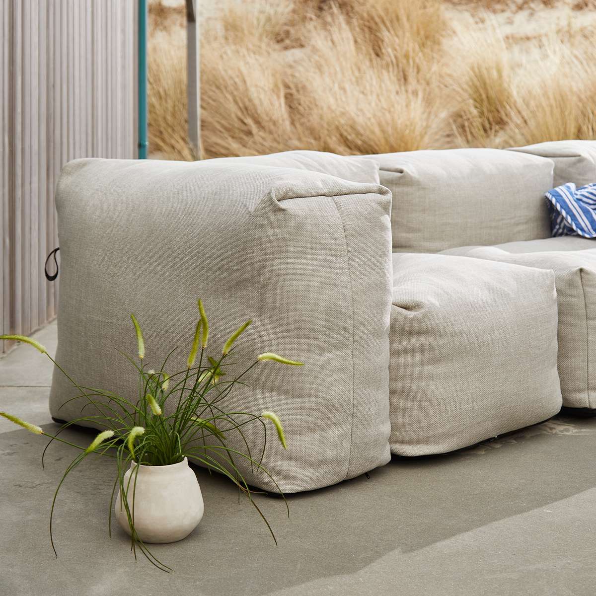 Soft Sofa Outdoor 3-seters sofa i Kirra Sand, myk og formstabil uten ramme for utendørs bruk.