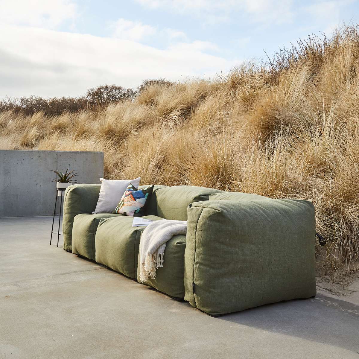Soft Sofa Outdoor 3-seter sofa i Kirra Olive, myk og formstabil uten ramme til utendørs bruk.