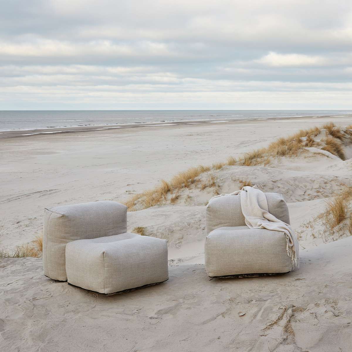 Soft Sofa Outdoor 3-seter med chaiselong i Kirra Sand, myk og formstabil utesofa uten ramme.