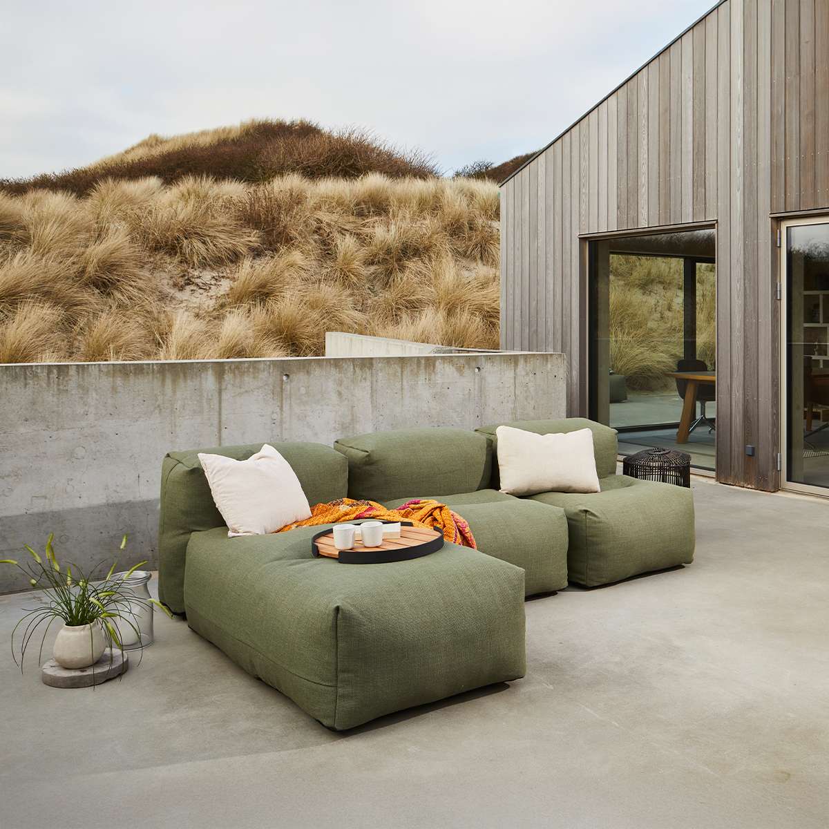Soft Sofa Outdoor 3-seter med lounger i Kirra Olive, myk og formstabil utendørs sofa uten ramme.