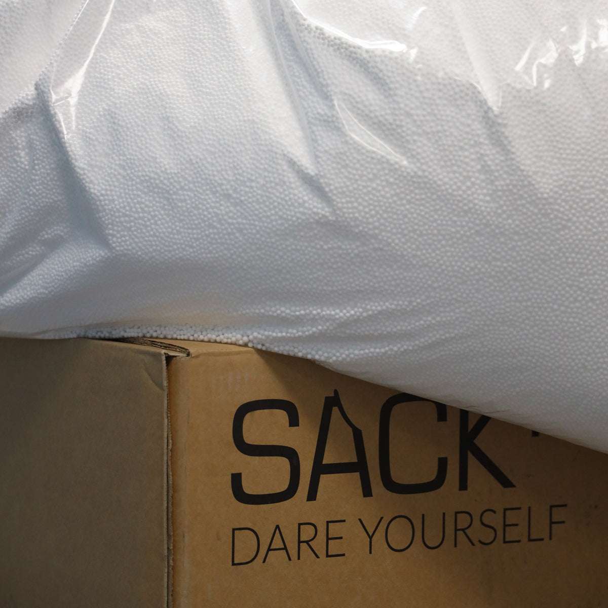 Hvit eske med 100 liter EPS-kuler til påfyll av sekkestol eller puf.