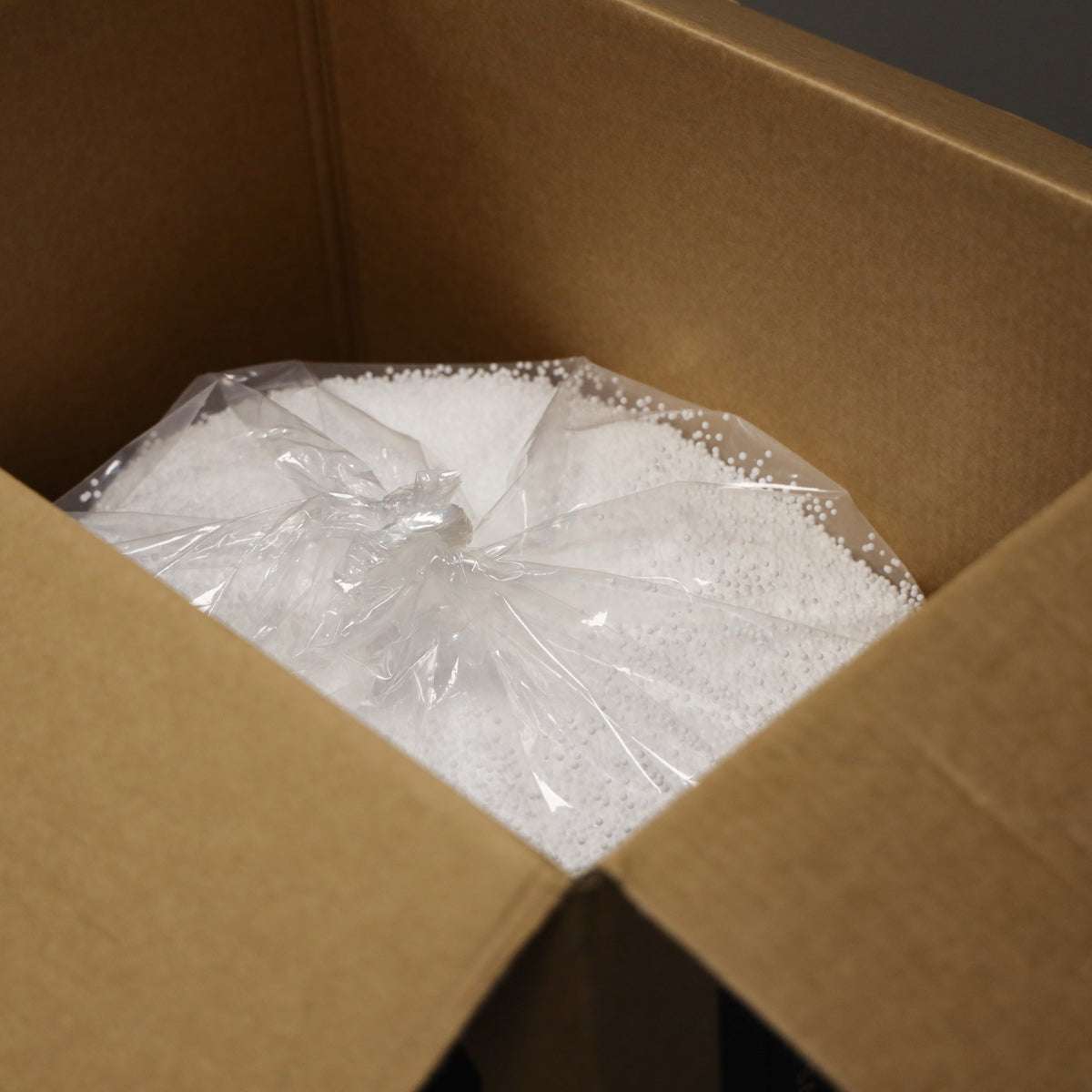 Hvit eske med 100 liter EPS-kuler til påfylling av sekkestol eller puf.