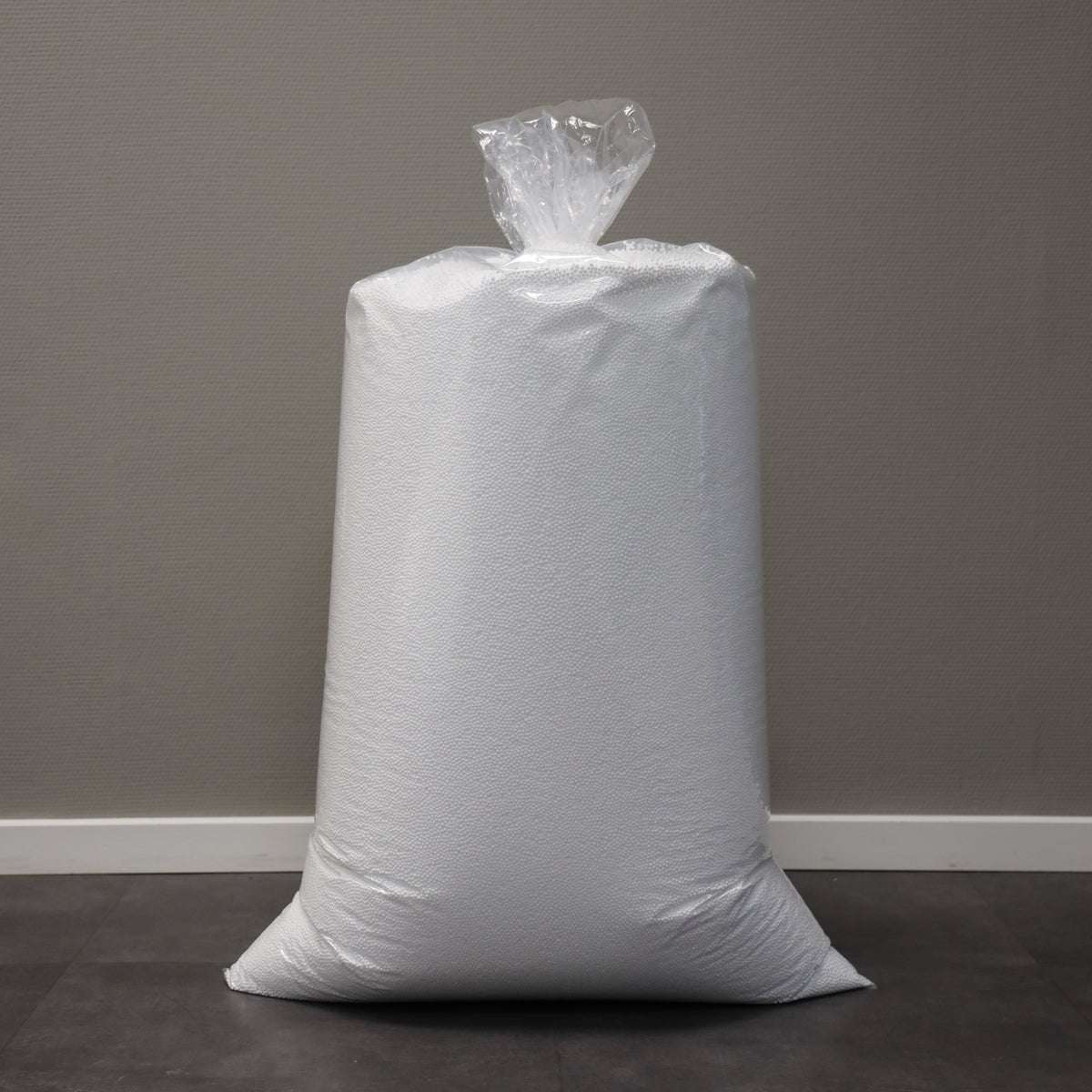 Hvit pose med 350 liter EPS-kuler til påfyll i sekkestol eller puf.