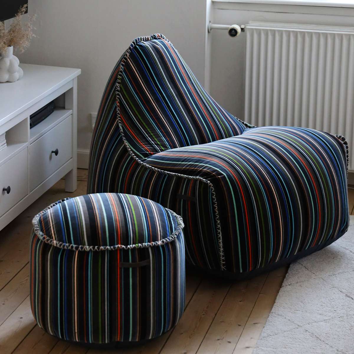 Flerfarget Lounge Chair Paul Smith i bomull med lineært design, moderne dansk stil, satt i lyst rom.