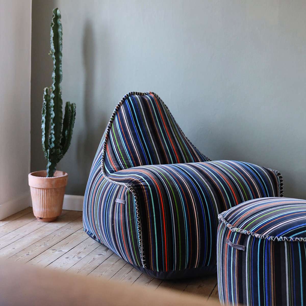 Lounge Chair Paul Smith med flerfarget, lineært bomullstrekk og myk, avrundet form.