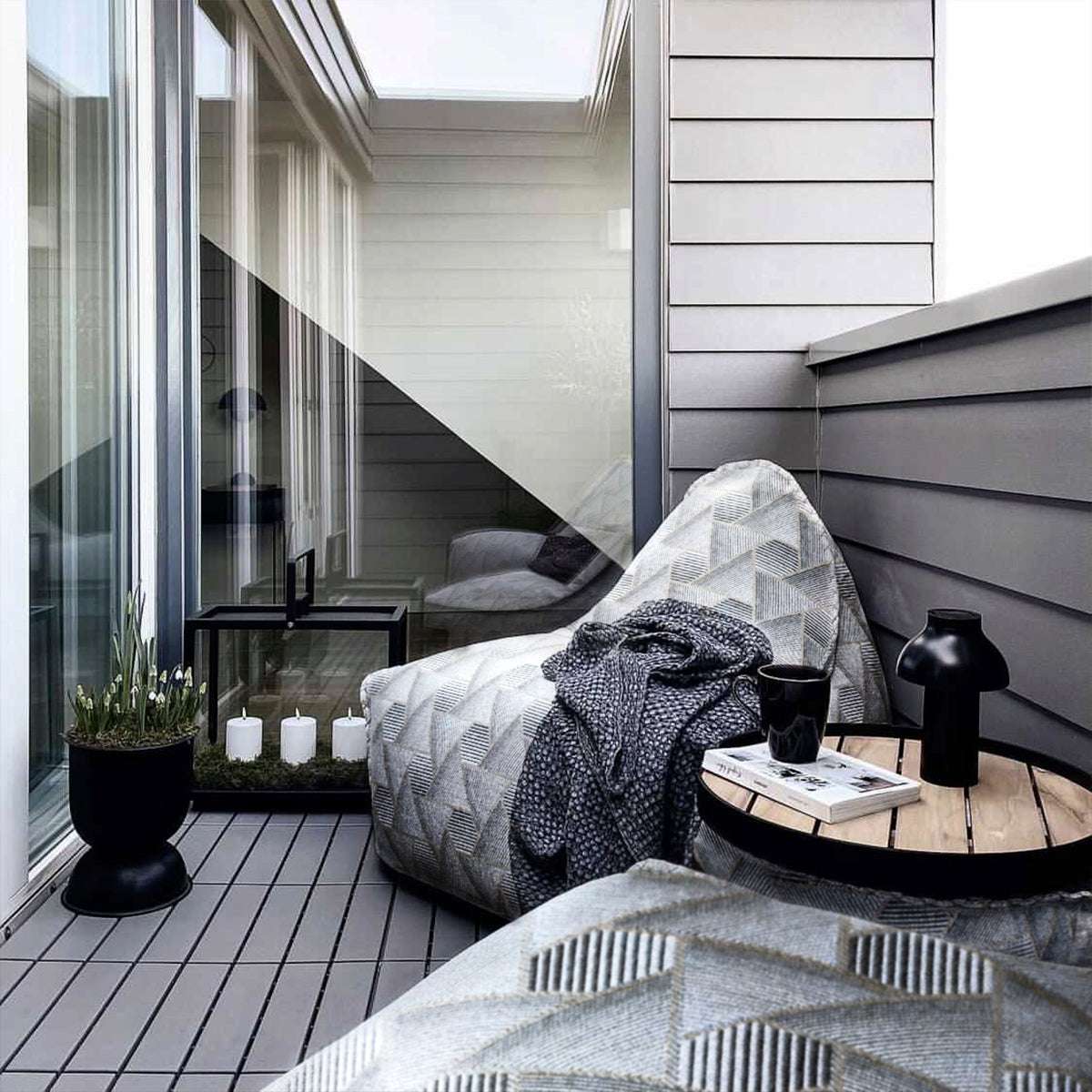 Svart Pouf Noir puf med geometrisk jacquardmønster i begrenset utgave på trettifem cm høyde.