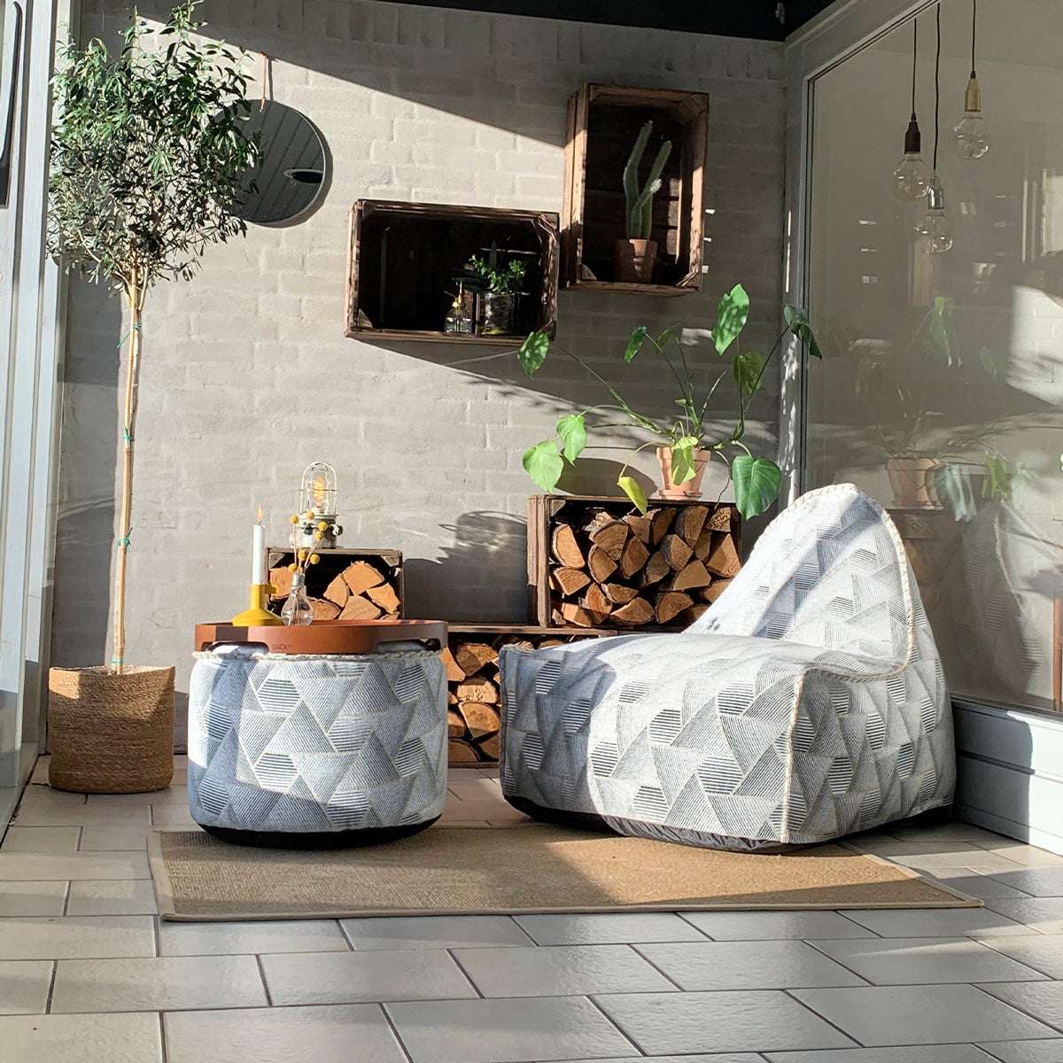 Svart Pouf Noir puf i geometrisk jacquardtekstilt med rund form og håndsydde sting.