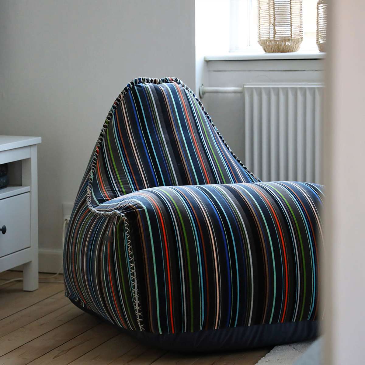 Flerfarget Lounge Chair og Pouf Paul Smith med bomullstrekk i moderne design på hvit bakgrunn.