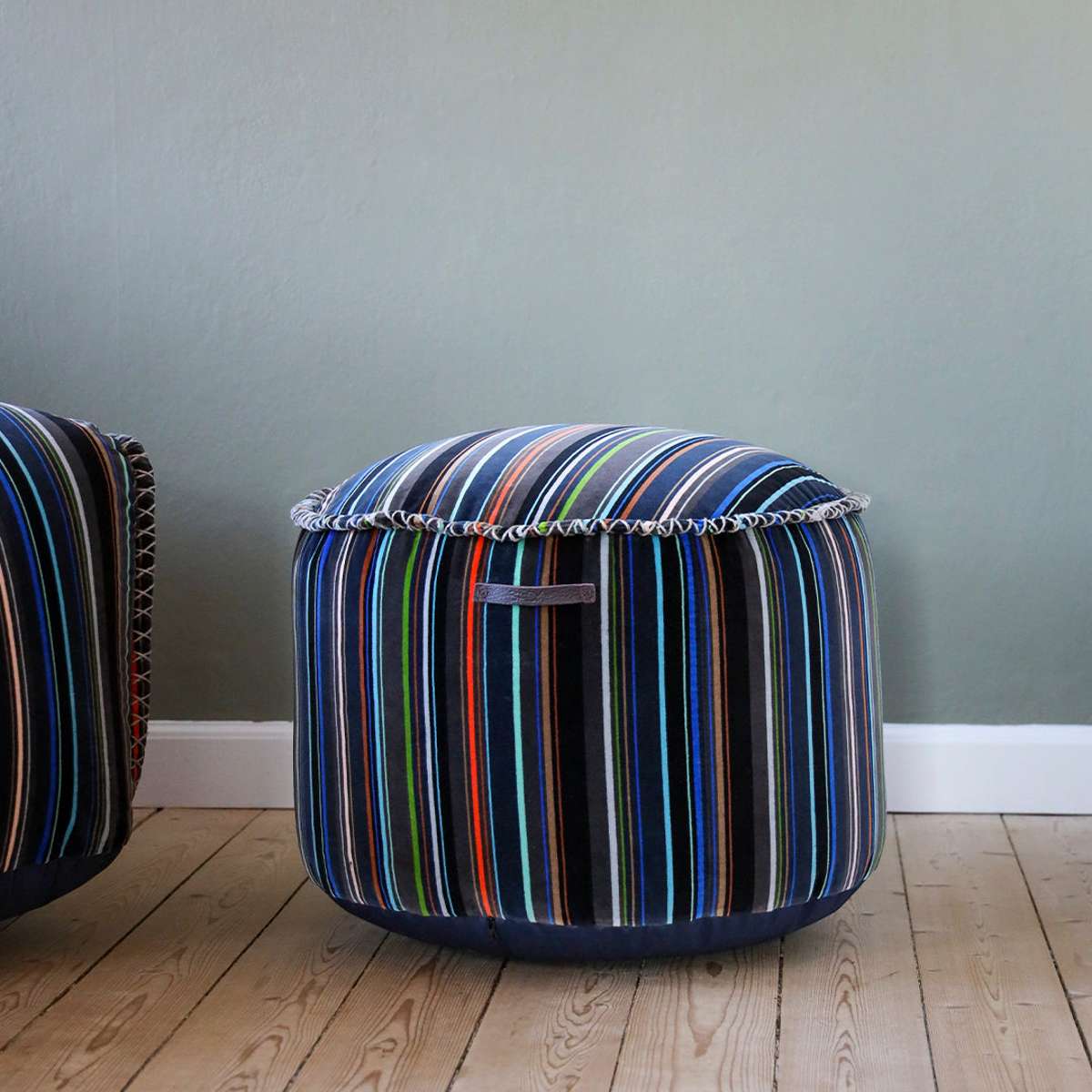 Flerfarget Lounge Chair & Pouf Paul Smith med lineært mønster i bomull, moderne dansk design.