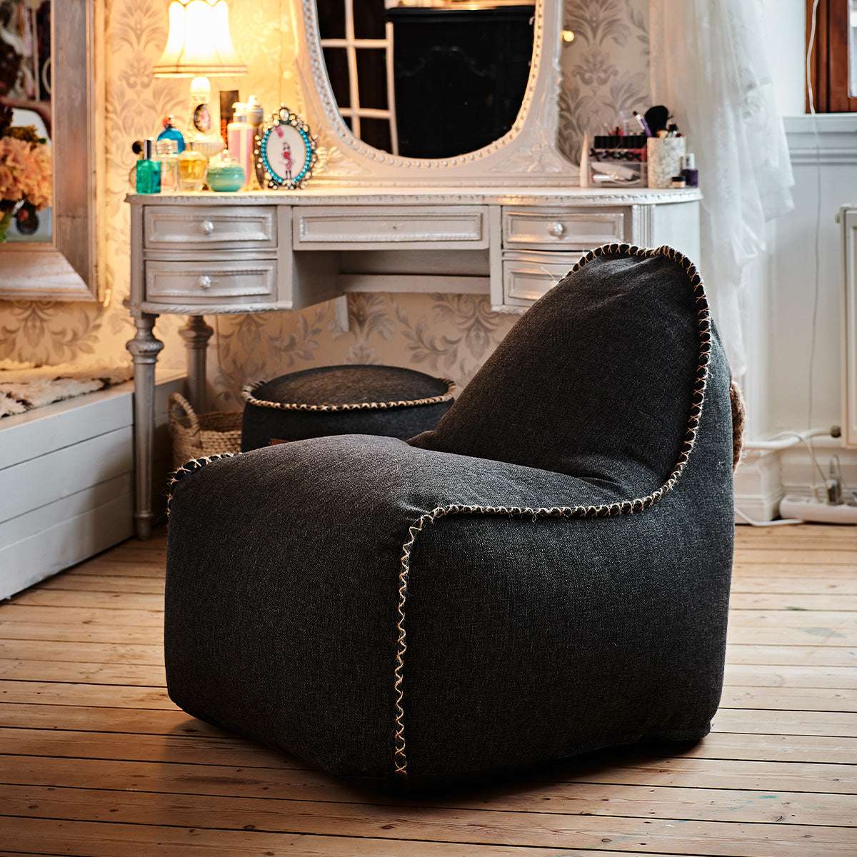 Cobana Junior Lounge Chair i grått, vannavstøtende sakkosekk for barn med myk form og håndsydde sømmer.