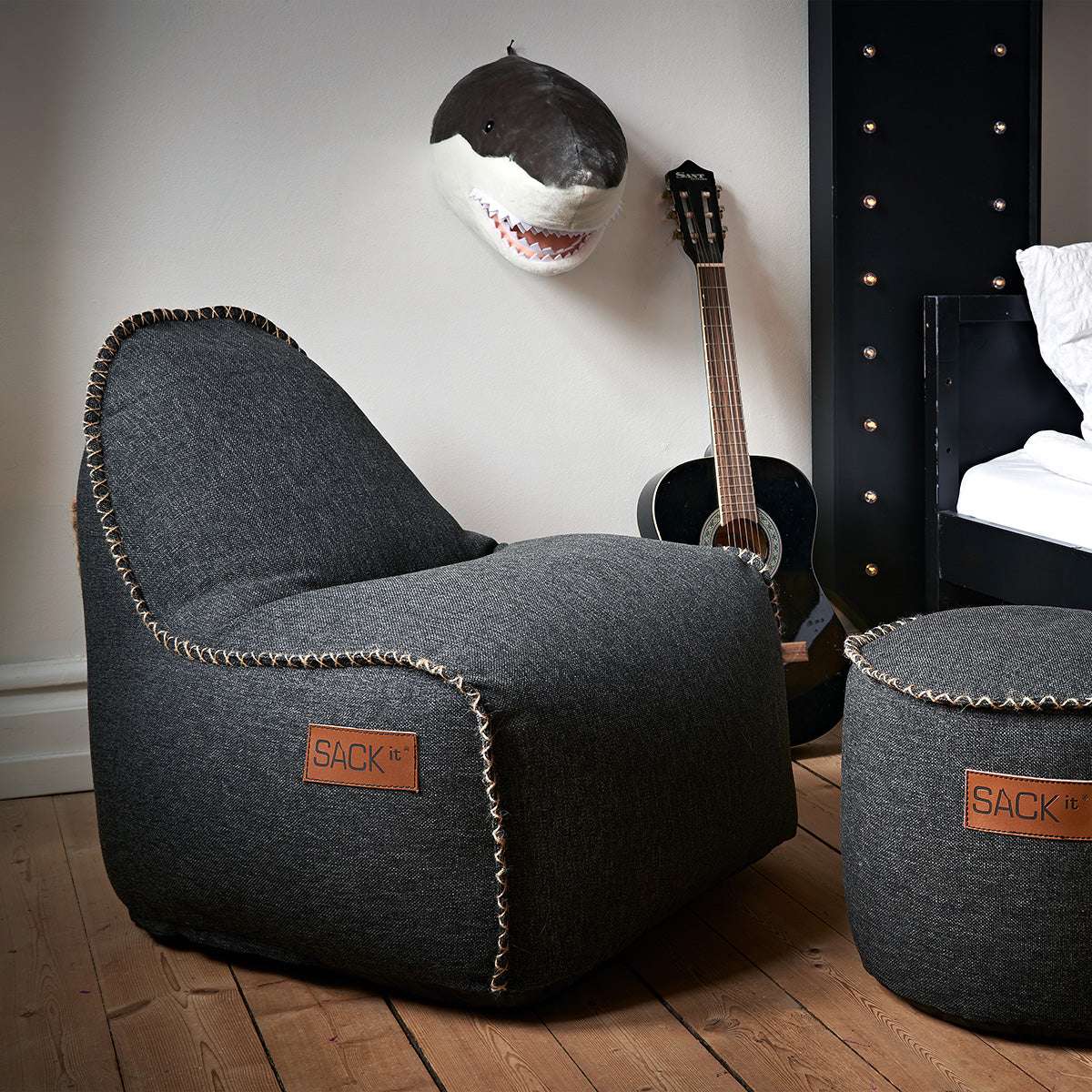Cobana Junior Lounge Chair i grått stoff, barnesekkestol med rund form og myk fylling.