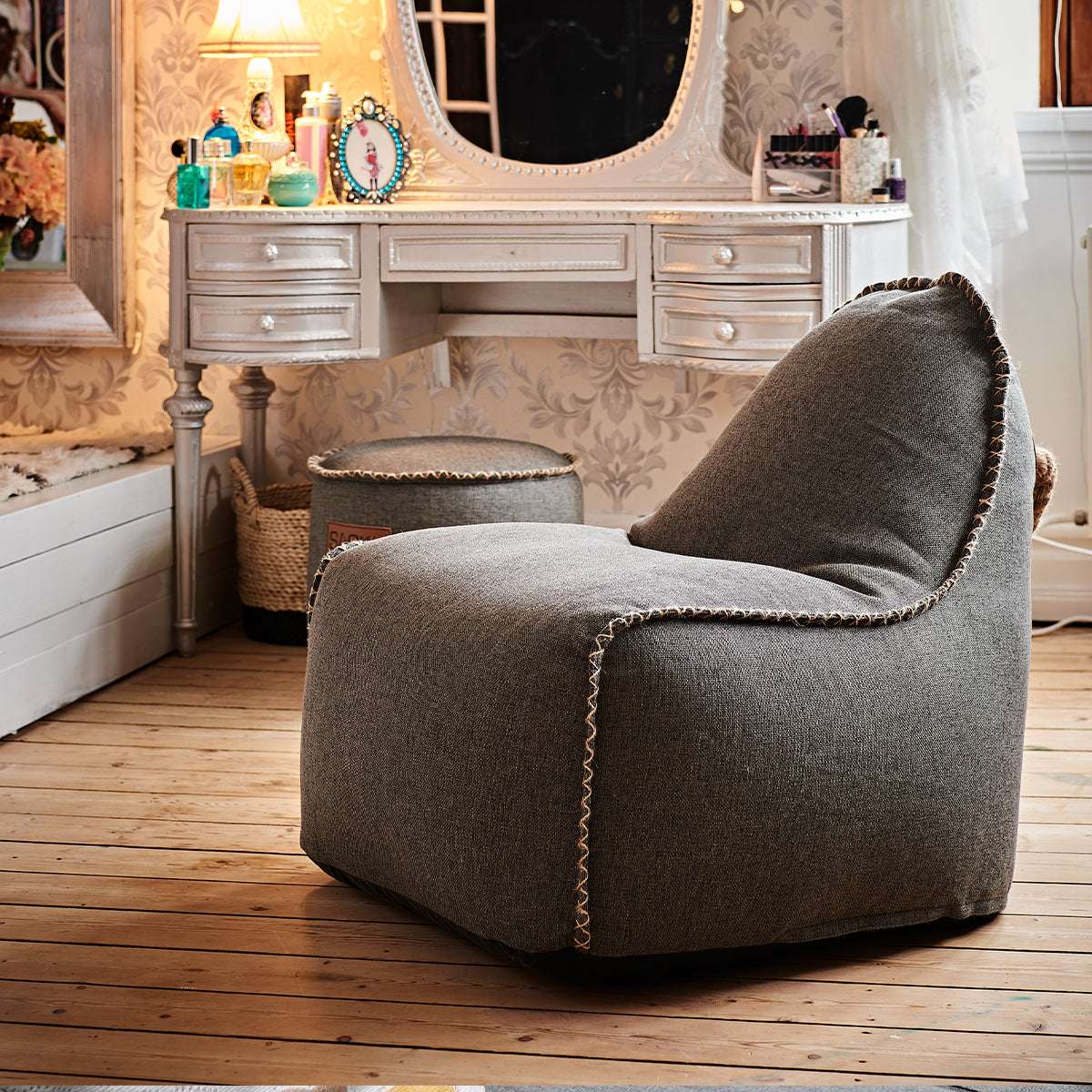 Cobana Junior Lounge Chair i grått stoff, barnesekkestol med rund form og myk fylling.