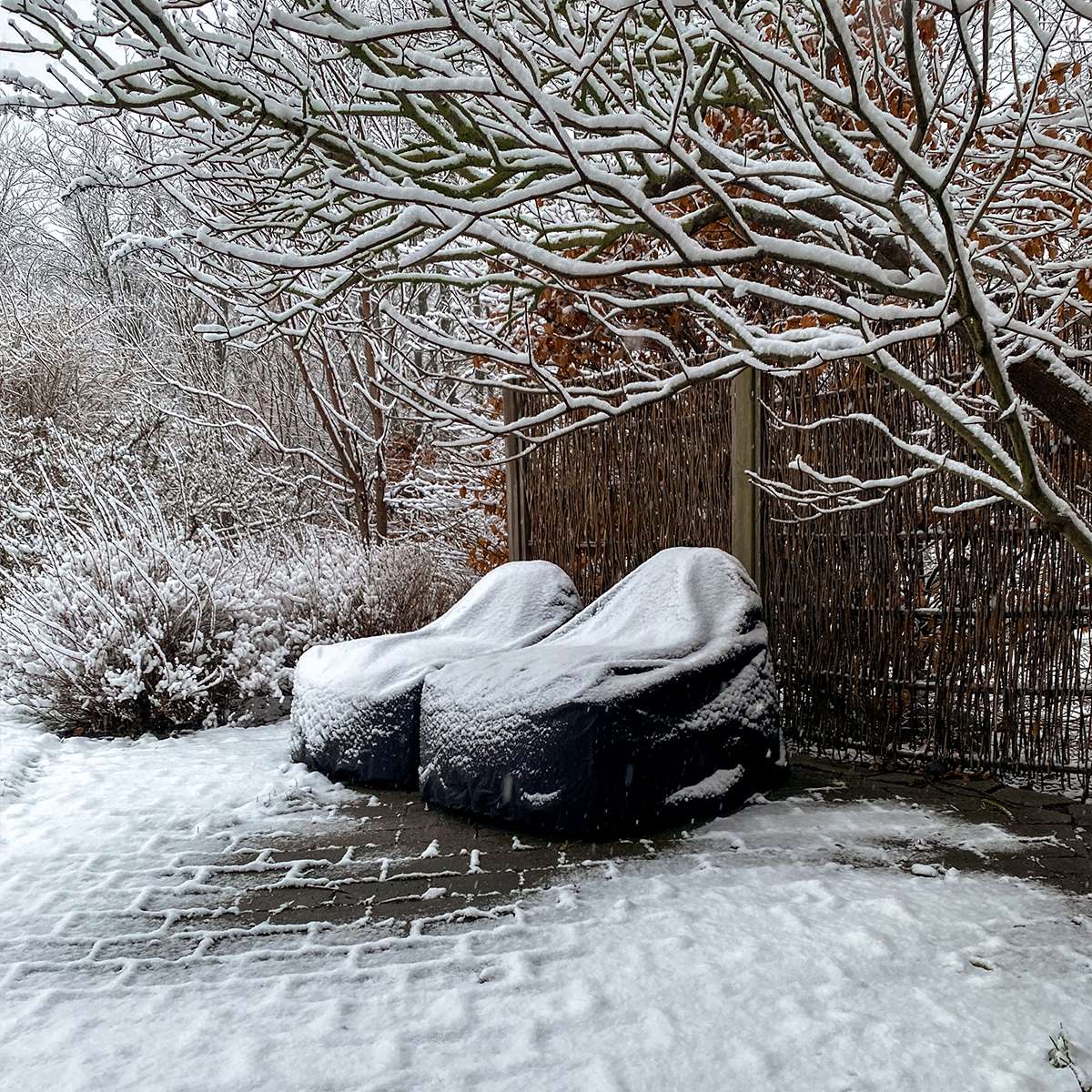 Svart vannavstøtende trekk til Cobana Lounge Chair i elastisk materiale.