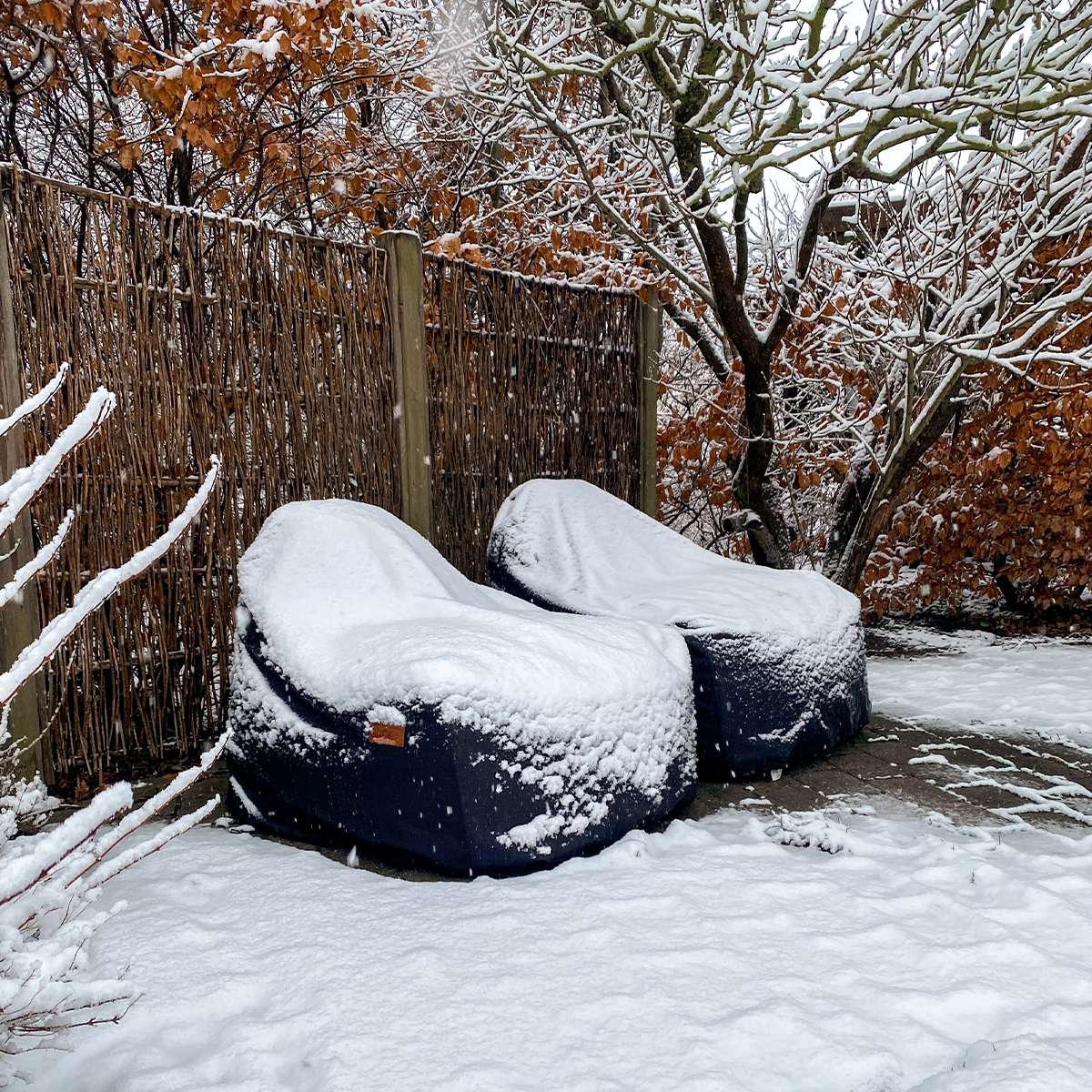 Svart vannavstøtende og elastisk vintertrekk til SACKit Cobana Lounge Chair, tilpasset formet.