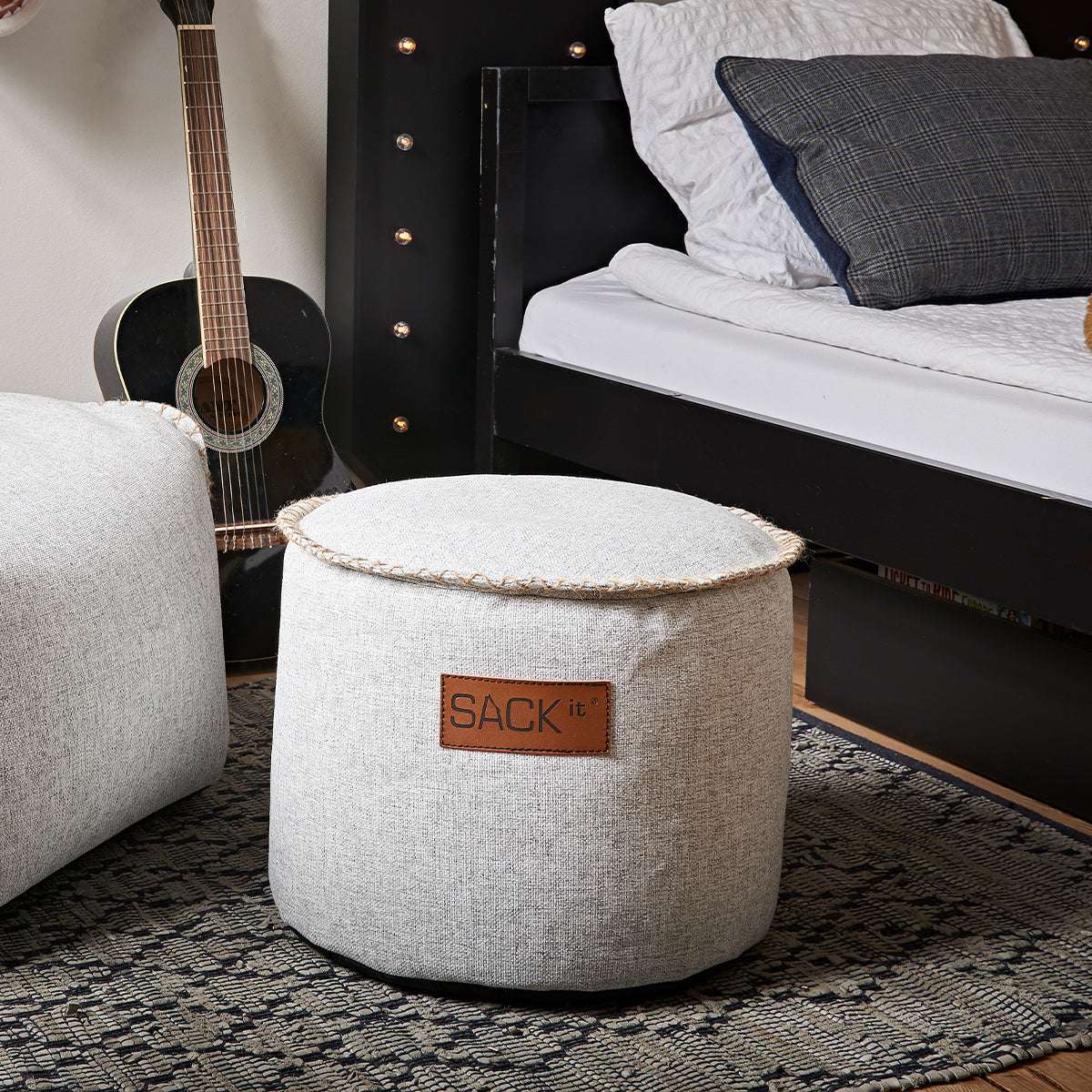 Cobana Junior Pouf i lys sand melange farge, rund og myk puff for barn.