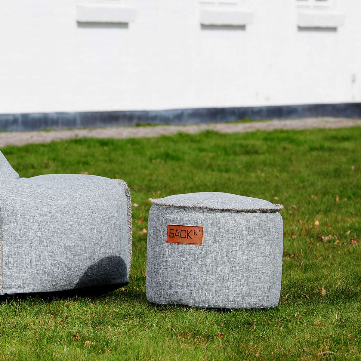 Cobana Junior Pouf i sand melange farge, rund barnepuff med vannavstøtende stoff.