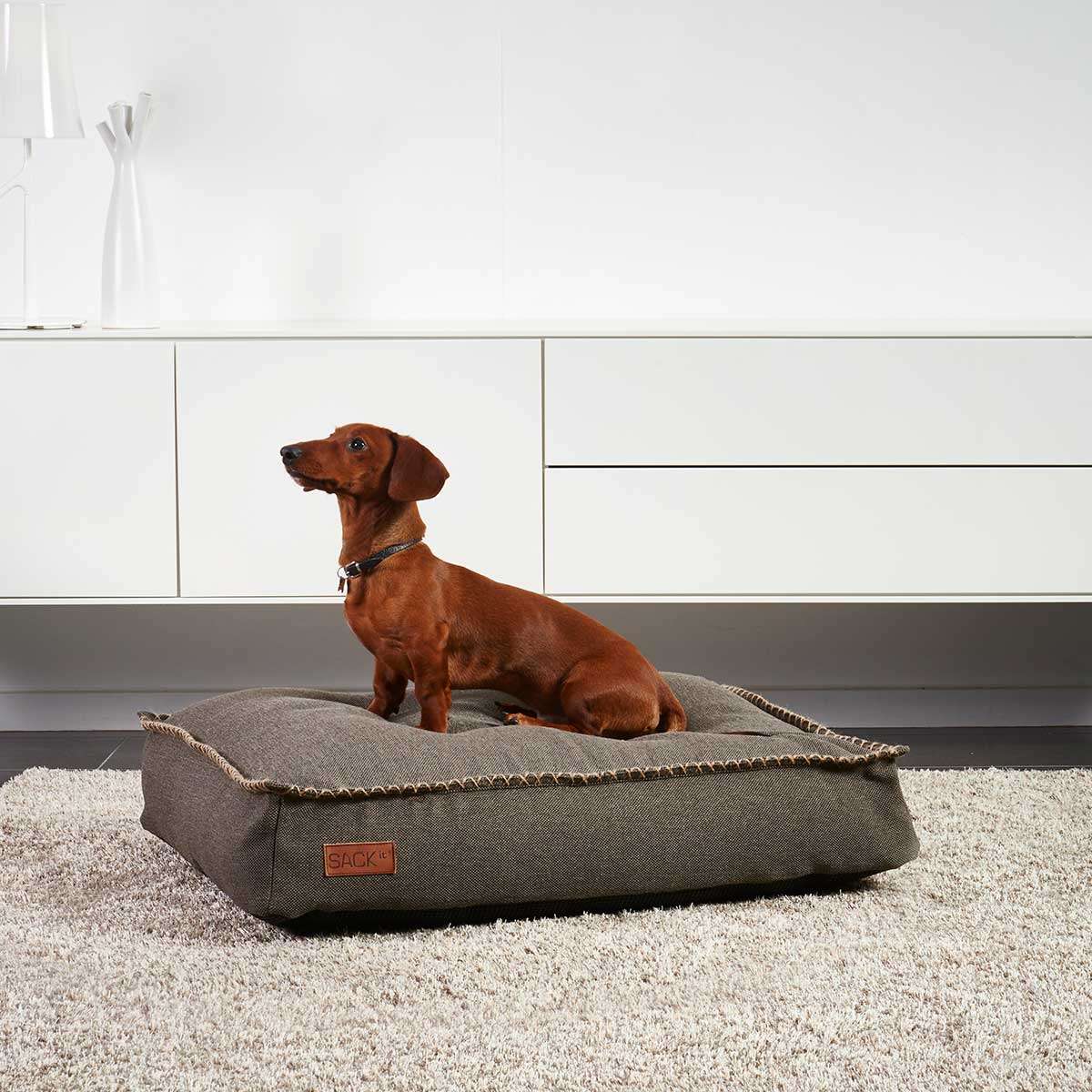 Medium Cobana Brown hundeseng i slitesterkt, vannavvisende stoff med antiskli bunn.