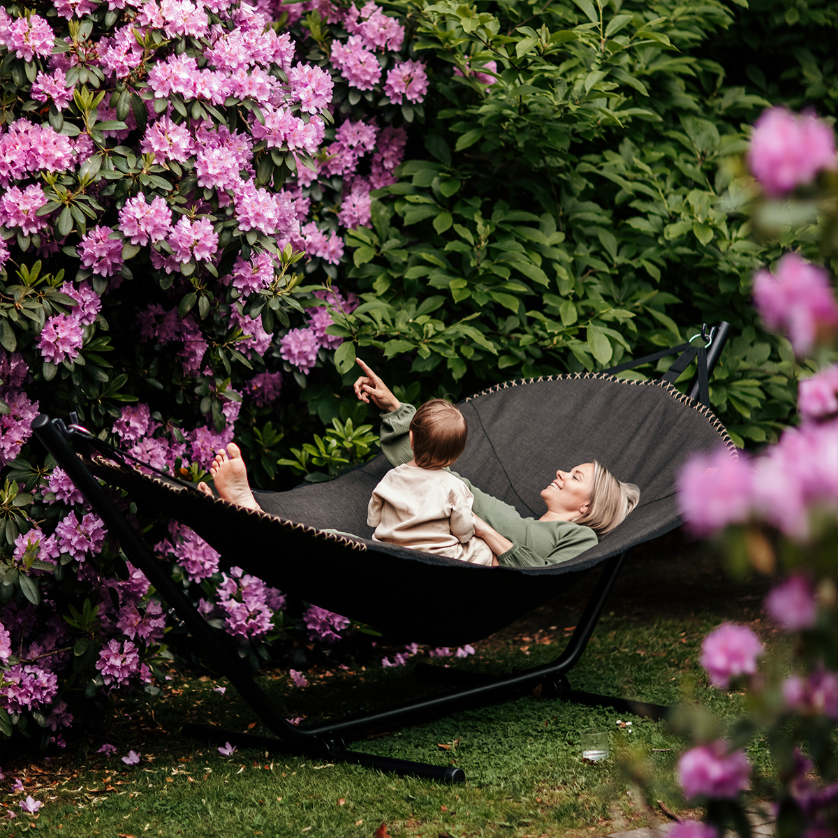Cobana Hammock i grå olefin med svart pulverlakkert aluminiumsstativ utendørs.