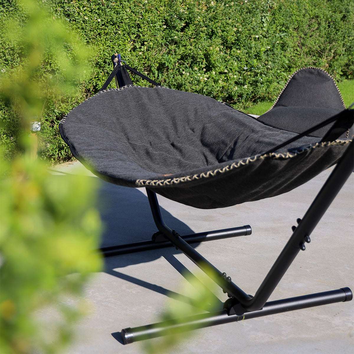 Cobana Hammock med grå olefintekstilstoff og svart pulverlakkert aluminiumsstativ.