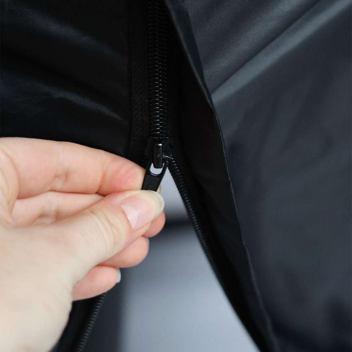 Svart vannavstøtende og elastisk deksel til SACKit Cobana-hengekøye med aluminiumsramme.