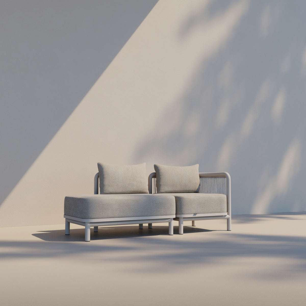 Kirra Lounge Sofa i Kirra Sand med åpen høyre ende, modulær utendørs sofa med aluminiumsramme og olefin-tekstiler.
