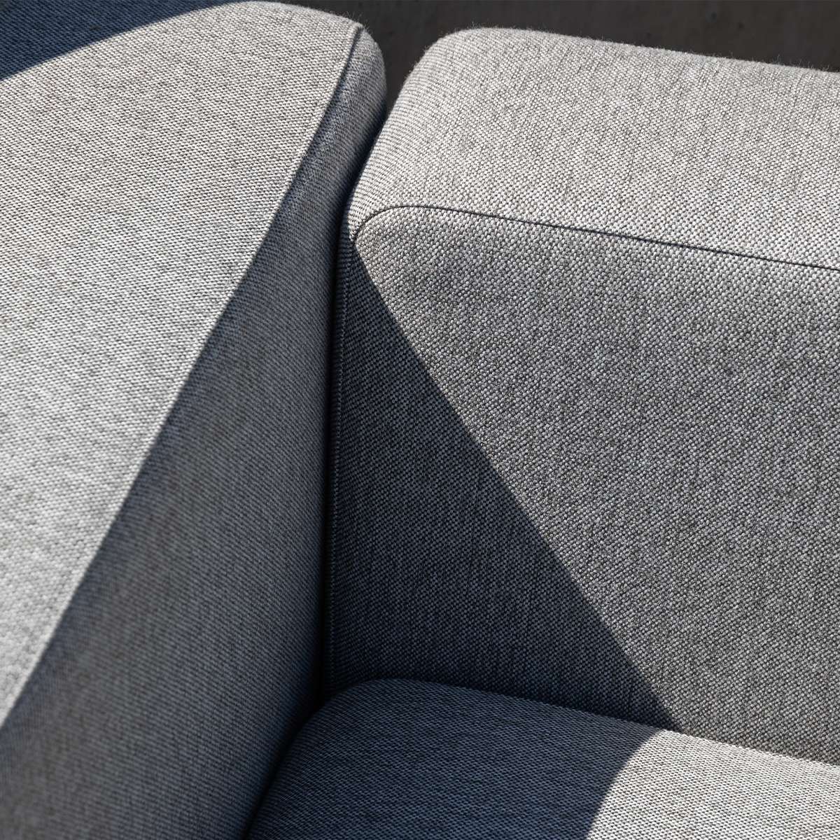 Hjørnesofa Cobana Lounge i Kirra Sand med modulbasert design og aluminiumsramme for utendørs bruk.