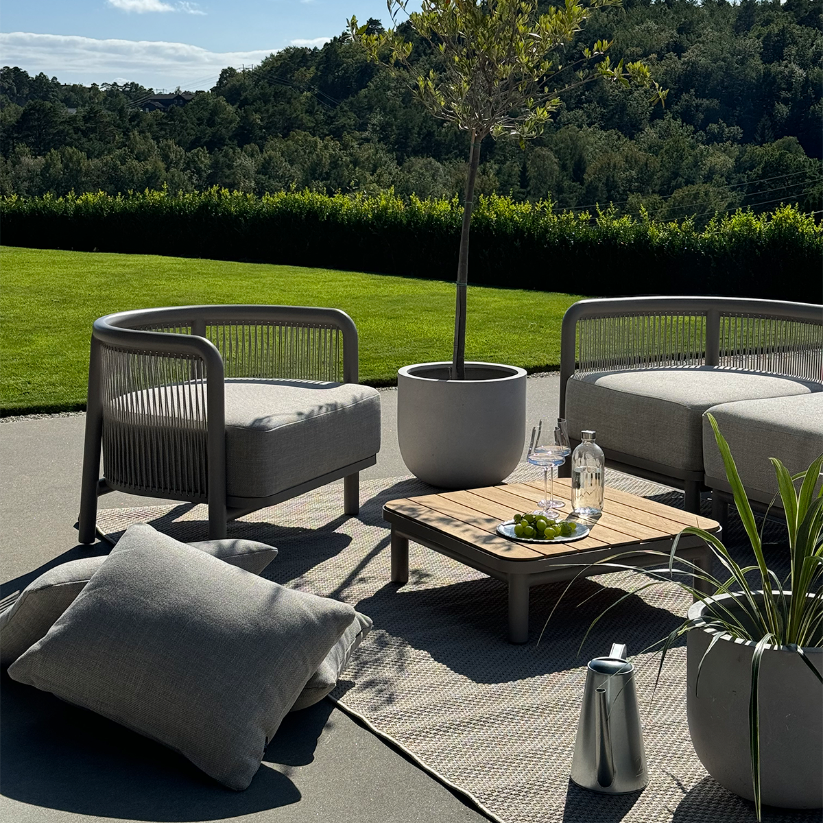 Kirra Lounge Sofa 2-seter i Kirra Sand med aluminiumsramme og olefin-tekstiler i uterom