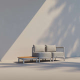 Kirra Side Table i taupe med pulverlakkert aluminium og teak bordplate, utendørs sofabord.