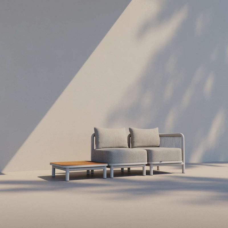 Kirra Side Table i taupe med pulverlakkert aluminium og teak bordplate, utendørs sofabord.