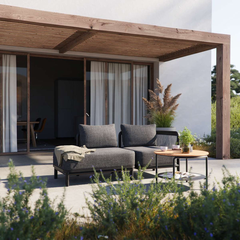 Kirra Lounge Sofa med åpen høyre ende i sandfarget olefin-tekstiltrekk og aluminiumsramme.