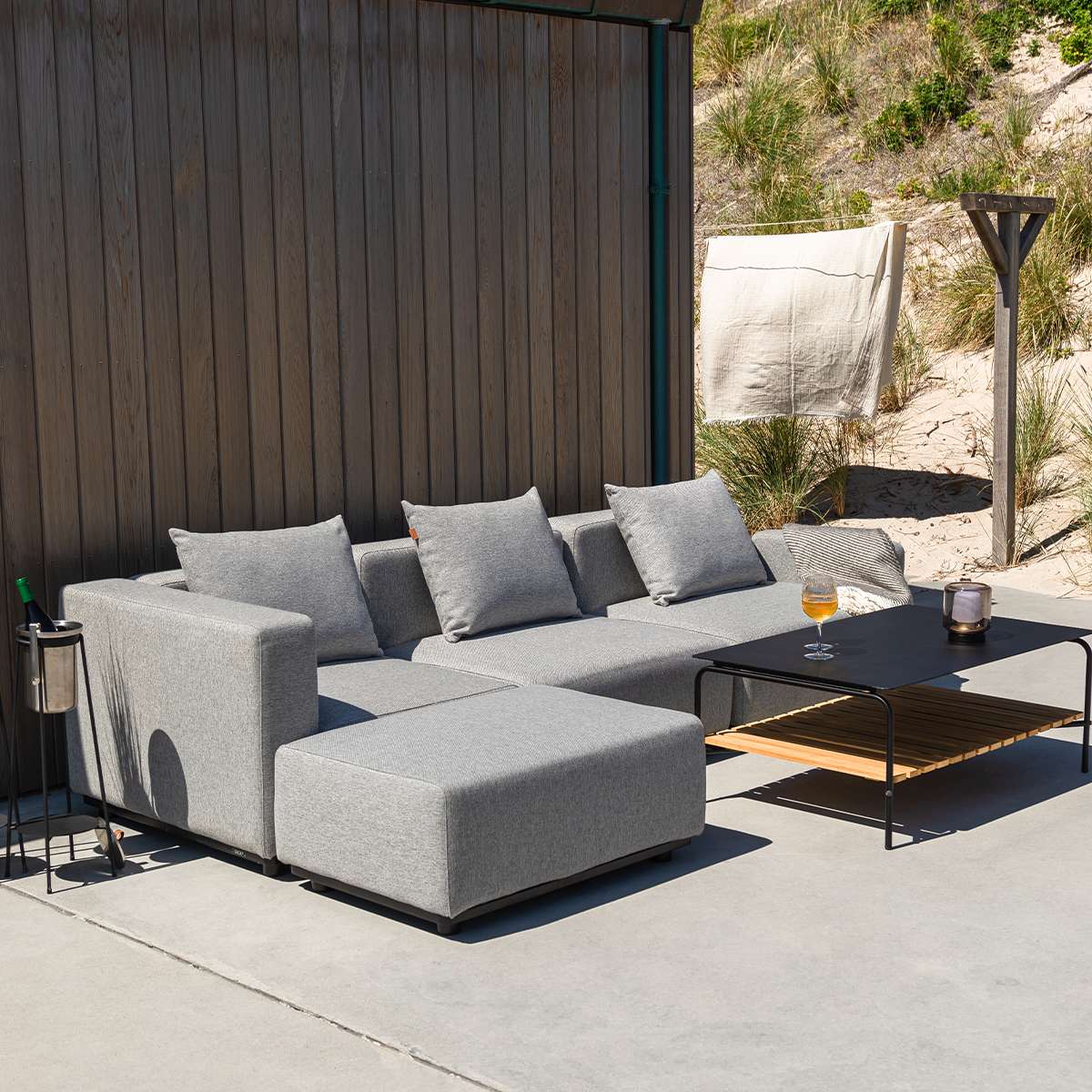 Cobana Lounge Sofa pouf i svart med pulverlakkert aluminiumsramme og olefintekstiler for utendørs bruk.